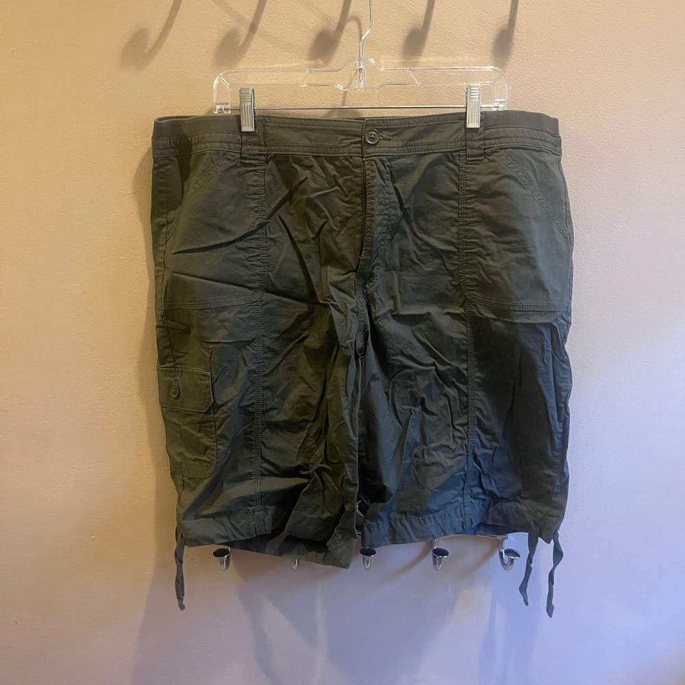 St John’s Bay olive bermudas with leg ties.  Excellent condition.  Worn once.
